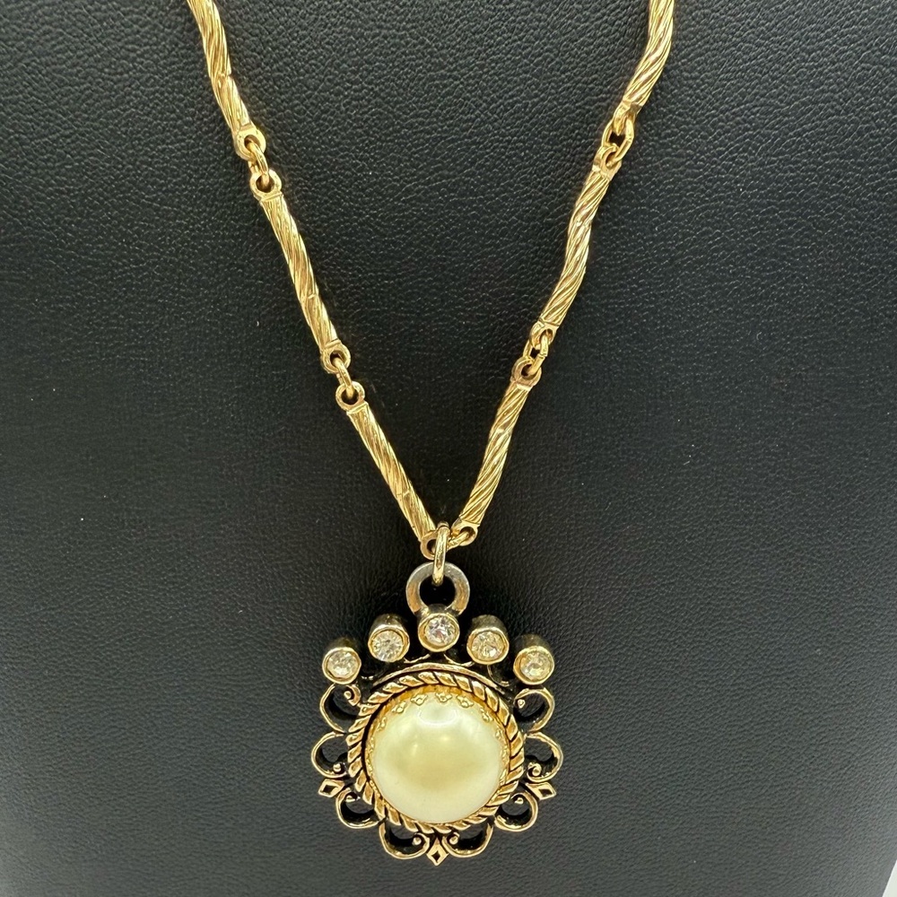 Vintage Faux Pearl Pendant Necklace | Gold Scalloped Frame Rope Chain - Picture 5 of 10